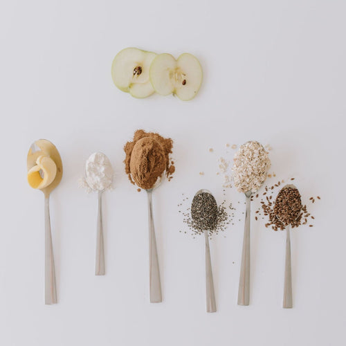 Key ingredients of our Apple Crumble Lactation Bar like oats, brewers yeast flaxseed, and dried apple pieces. Made with premium galactagogue ingredients and dairy-free.