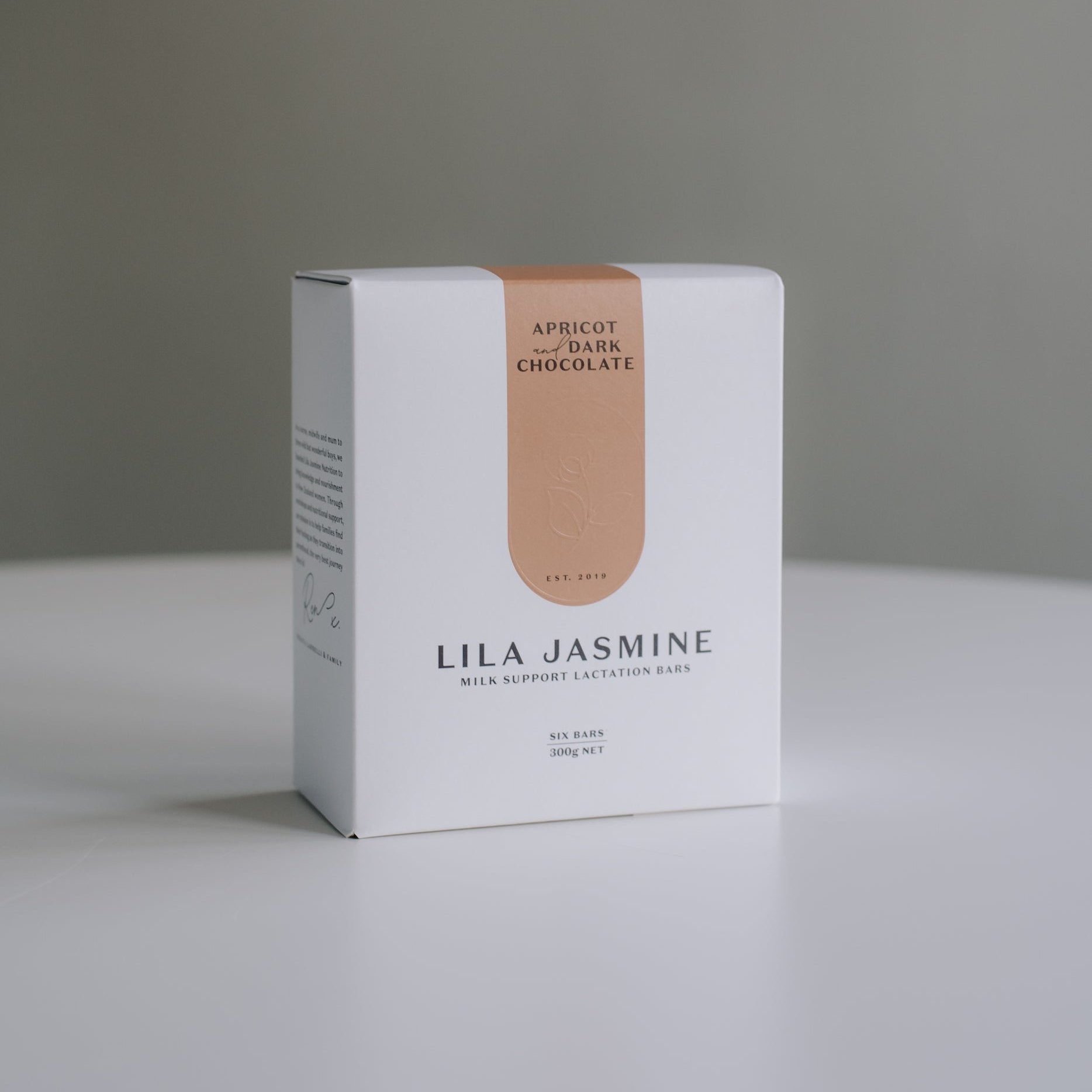 Apricot and Dark Choc Breastmilk Support Lactation Bar for breastfeeding mums. Dairy-free lactation snack with galactagogues oats, brewers yeast and flaxseeds.
